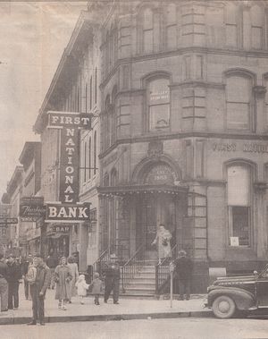 A picture of the First National Bank in Newark, Ohio.